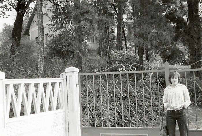 Judy by the gate of our old Home at Klotildliget in the Fall of 1975.